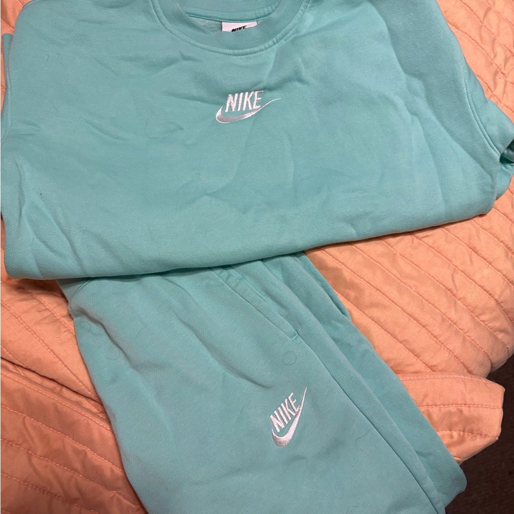 Nike Aqua Apparel Set